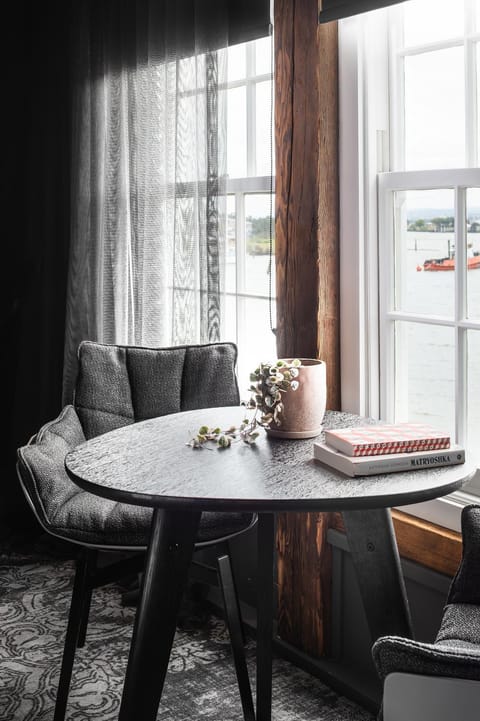 Seating area, Dining area