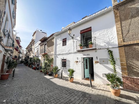 Property building, Day, Neighbourhood, Street view, Location
