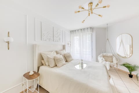 Bed, Living room, Bedroom