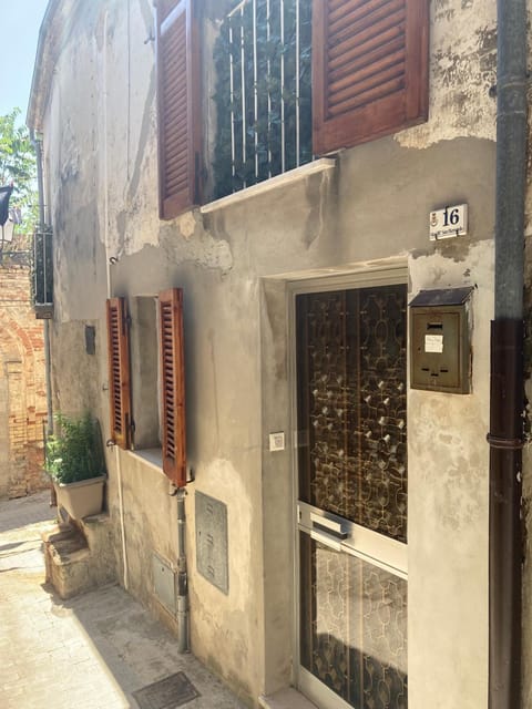 Balcony/Terrace, Street view