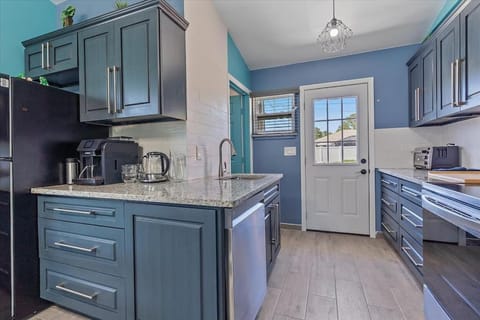 Coffee/tea facilities, Kitchen or kitchenette, oven, stove, toaster