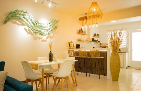 Living room, Food and drinks, Seating area, Dining area