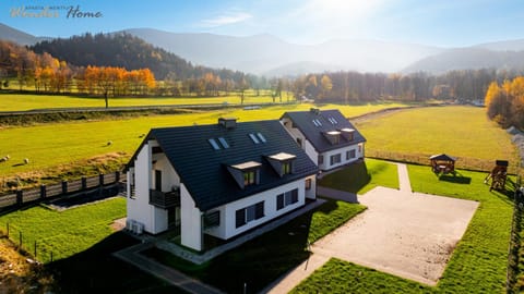 Property building, Nearby landmark, Day, Natural landscape, Garden, Garden, Garden view, Mountain view