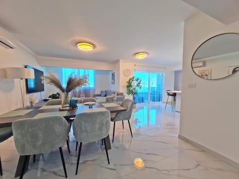 TV and multimedia, Living room, Seating area, Dining area
