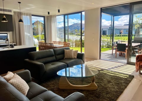 Communal lounge/ TV room, TV and multimedia, Living room, Seating area, Dining area, Evening entertainment, Mountain view