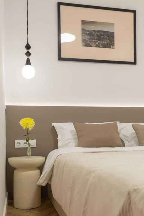 Bed, Photo of the whole room, Seating area, Bedroom, towels