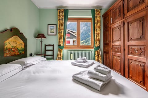 Bed, Photo of the whole room, Bedroom, towels, wardrobe