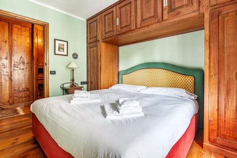 Bed, Photo of the whole room, Bedroom, towels, wardrobe