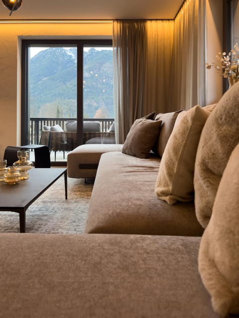 Natural landscape, Balcony/Terrace, Living room, Seating area, Mountain view