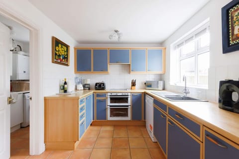 Coffee/tea facilities, Kitchen or kitchenette, dishwasher, oven, toaster
