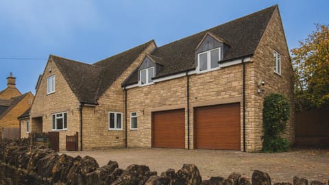 Property building, Facade/entrance, Parking