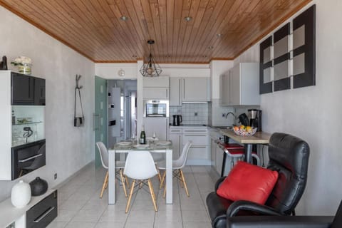 Coffee/tea facilities, Kitchen or kitchenette, Seating area, Dining area, oven