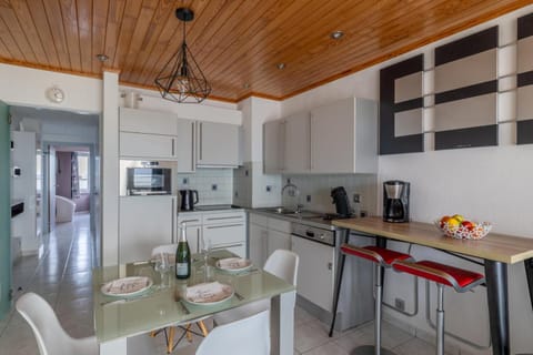 Coffee/tea facilities, Kitchen or kitchenette, Dining area, oven