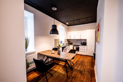 Kitchen or kitchenette, Living room, Seating area, Dining area, stove