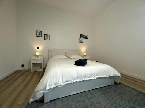 Bedroom, towels