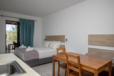 Bed, Photo of the whole room, Dining area, Bedroom