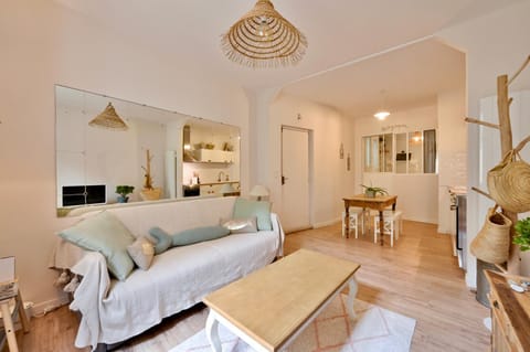 TV and multimedia, Kitchen or kitchenette, Living room, Photo of the whole room, Seating area