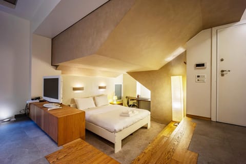 Bed, TV and multimedia, Bedroom