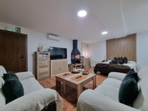 Communal lounge/ TV room, TV and multimedia, Living room, Evening entertainment, air conditioner