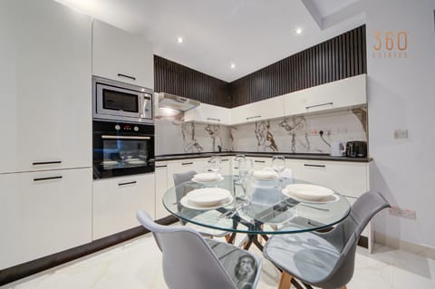 Kitchen or kitchenette, Dining area, dishwasher, minibar, oven, pet friendly, stove, toaster