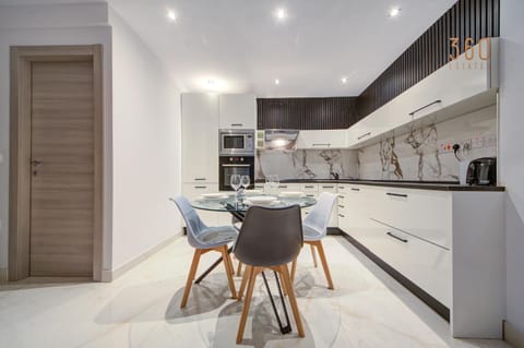 Kitchen or kitchenette, Dining area, dishwasher, minibar, pet friendly, stove