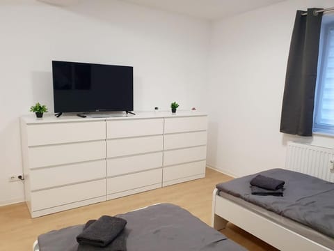 Bed, TV and multimedia, Photo of the whole room, Bedroom, towels