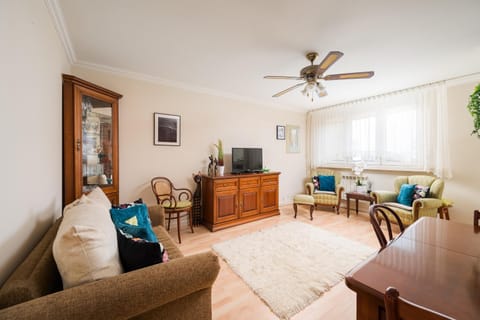 Communal lounge/ TV room, TV and multimedia, Living room, Seating area, Dining area, Evening entertainment