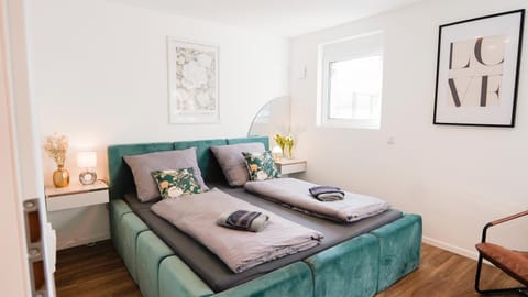 Bed, Photo of the whole room, Seating area, Bedroom, towels