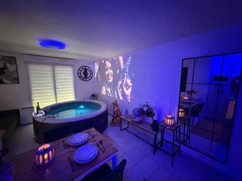 Hot Tub, Living room, Seating area, Dining area