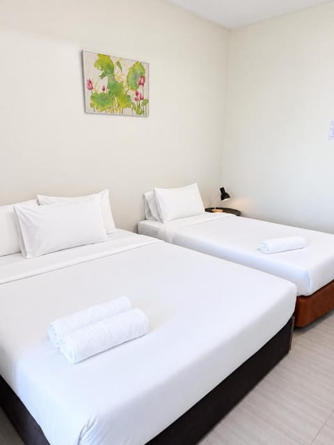 Bed, Bedroom, internet, towels