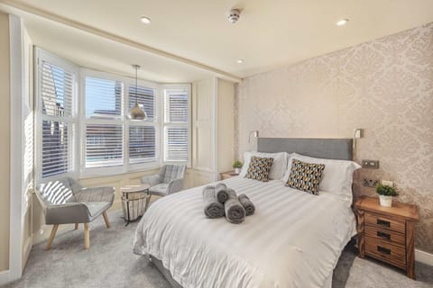 Bed, Photo of the whole room, Seating area, Bedroom, towels