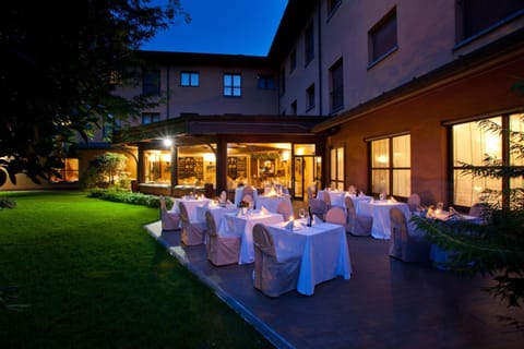 Restaurant/places to eat, Garden, Balcony/Terrace, Garden view, Meals, Lunch, Dinner