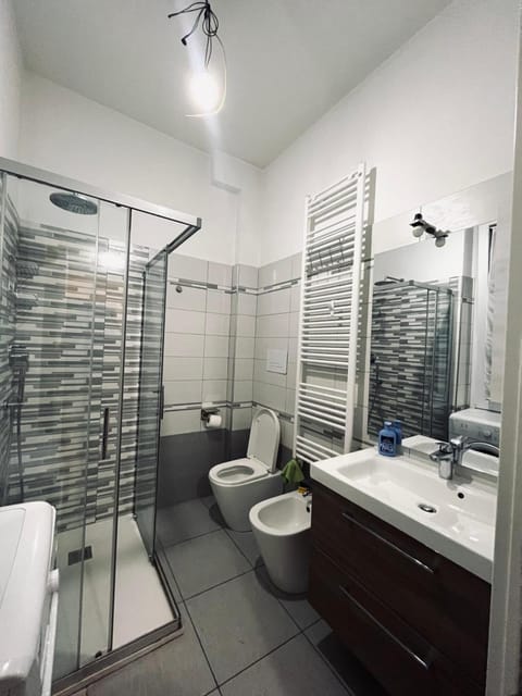 Shower, Toilet, Bathroom, bidet, towels