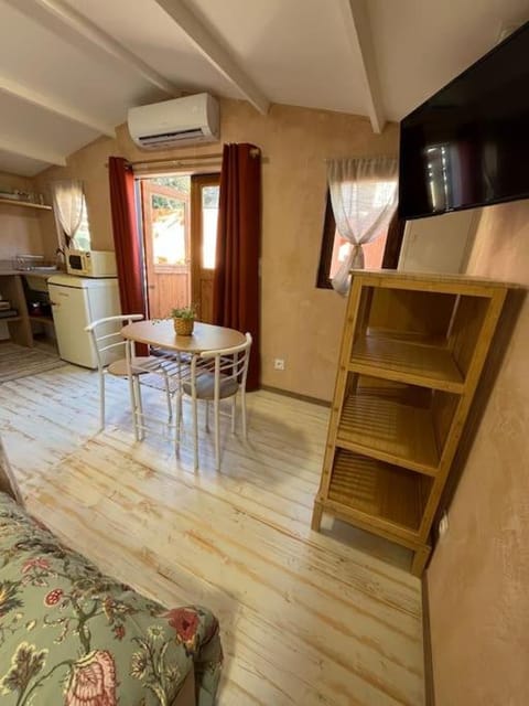TV and multimedia, Kitchen or kitchenette, Living room, Seating area, Dining area, air conditioner