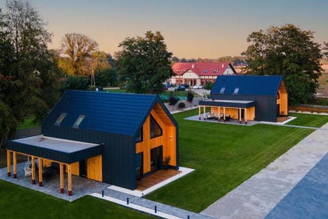 Property building, Day, Natural landscape, Garden, Garden view