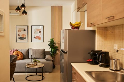 Coffee/tea facilities, Kitchen or kitchenette, Living room, Dining area