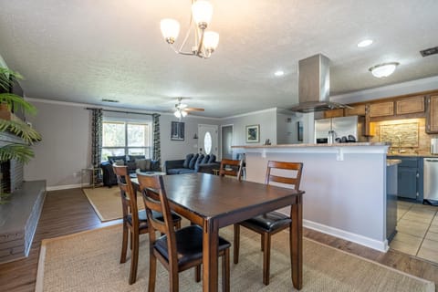 Perfect 3BR Retreat Near Downtown and Lake Acworth House in Acworth