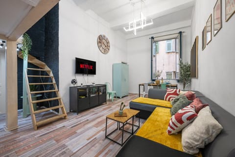 Property building, Communal lounge/ TV room, TV and multimedia, Living room, Seating area