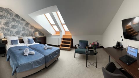 Bed, TV and multimedia, Living room, Bedroom, towels