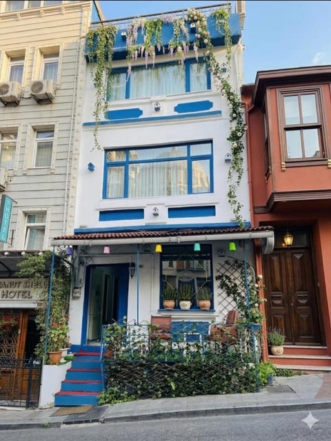 Property building, Spring, Day, Neighbourhood, Street view