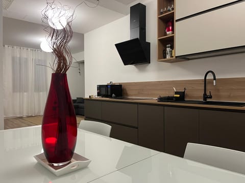 TV and multimedia, Coffee/tea facilities, Kitchen or kitchenette, flat iron, oven