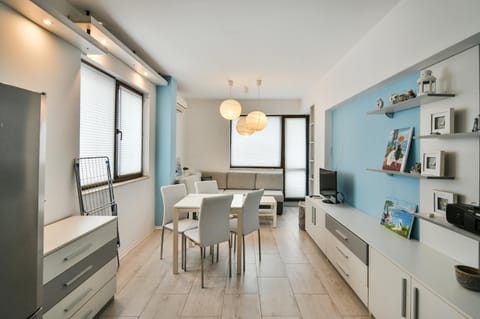 Coffee/tea facilities, Kitchen or kitchenette, Living room, Seating area, Dining area, oven