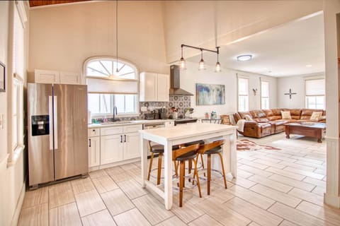 Kitchen or kitchenette, Living room, Seating area, pet friendly