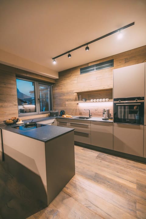 Coffee/tea facilities, Kitchen or kitchenette, dishwasher, oven, stove, toaster