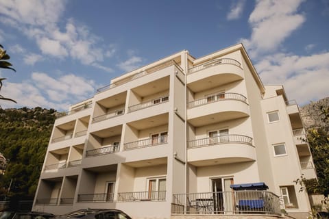 Property building, Day, View (from property/room), View (from property/room), Kitchen or kitchenette, Beach, Mountain view, Sea view, Parking