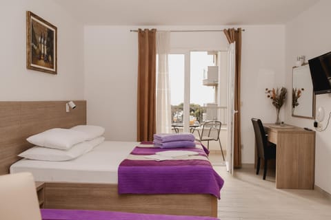 Communal lounge/ TV room, Bed, Seating area, towels