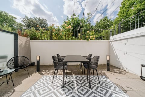 Balcony/Terrace, Seating area, Dining area, Garden view