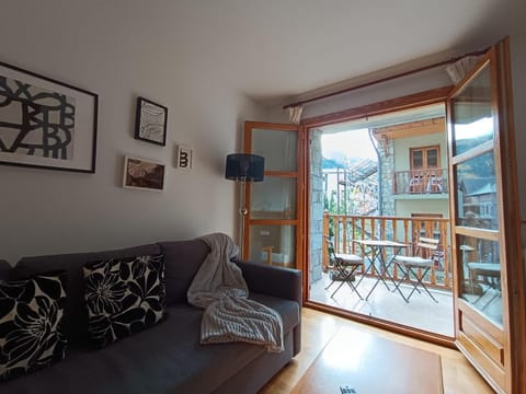 View (from property/room), Balcony/Terrace, Living room, Seating area