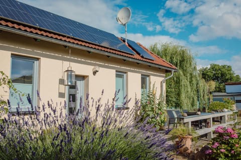 Property building, Facade/entrance, Garden, Balcony/Terrace