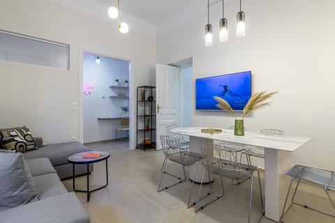 Koukaki Cielo Villa10 -Pvt Yard 3BR 8ppl -10min Metro Acropolis Villa in Kallithea